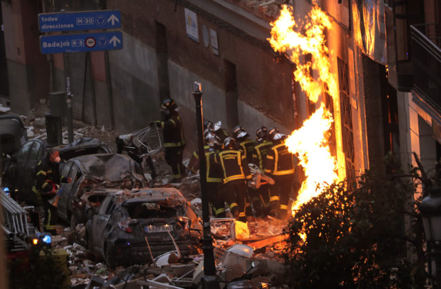 Centrom Madridu otriasol silný výbuch, strhol fasádu obytnej budovy a zabil niekoľko ľudí