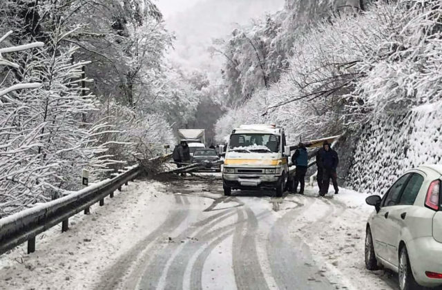 Mestá na východe Slovenska bojujú so snehovou nádielkou (foto)
