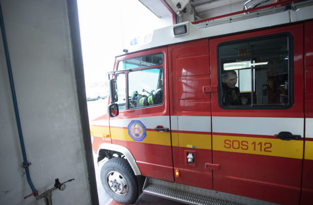 Hasiči zasahovali pri požiari domu v Komárne, oheň spôsobil škodu za 60-tisíc eur