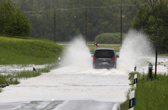 Meteorológovia varujú pred povodňami v okrese Michalovce, výstrahy platia stále aj pre Trebišov