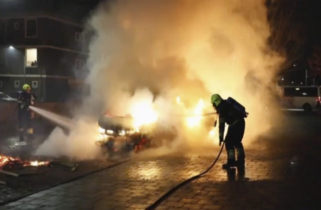 Holanďania sa búria voči bezpečnostným opatreniam, ničia ulice a rabujú obchody (video)