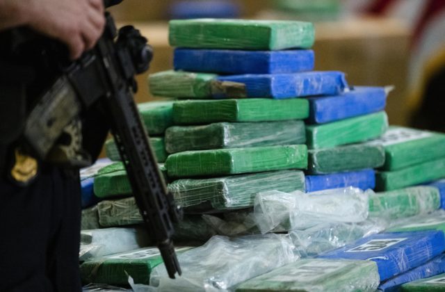 Grécki policajti zadržali cudzincov s 324 kilogramami kokaínu v trhovej hodnote 100-miliónov eur