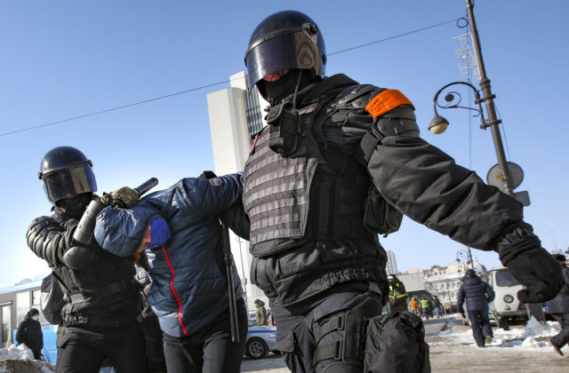 Pri protestoch za prepustenie Navaľného zadržala ruská polícia tisíce ľudí, niektorých zbili