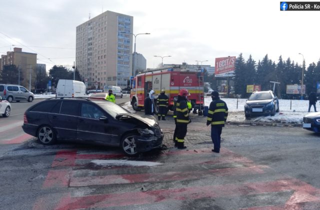 Peugeot po náraze odhodilo na cestný ostrovček, kde zachytil chodkyňu