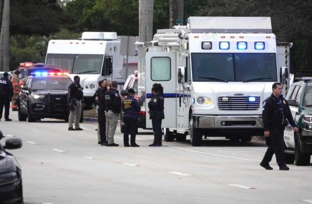 Pri domovej prehliadke na Floride sa spustila streľba, zahynuli dvaja agenti FBI