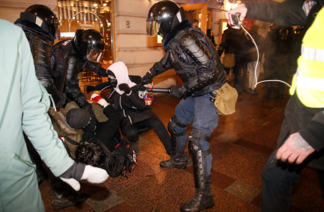 Odsúdenie Navaľného spustilo demonštrácie, polícia bila účastníkov obuškami a zadržala stovky ľudí (video)