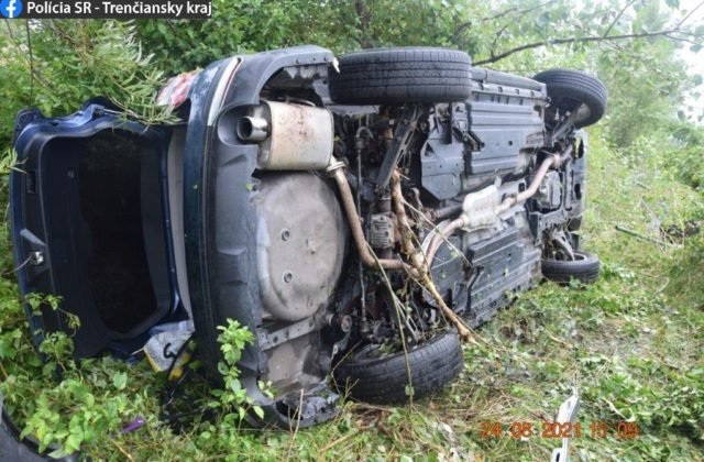 Jedna z obetí tragickej nehody pri Ilave chcela len pomôcť, keď do havarovaného vozidla nabúralo ďalšie (foto)