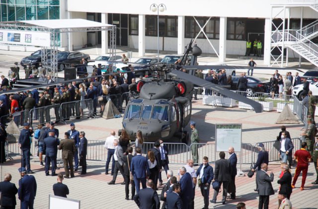 V Bratislave otvorili veľtrh IDEB 2021, vojenskú techniku si pozreli aj Heger a Naď (foto)