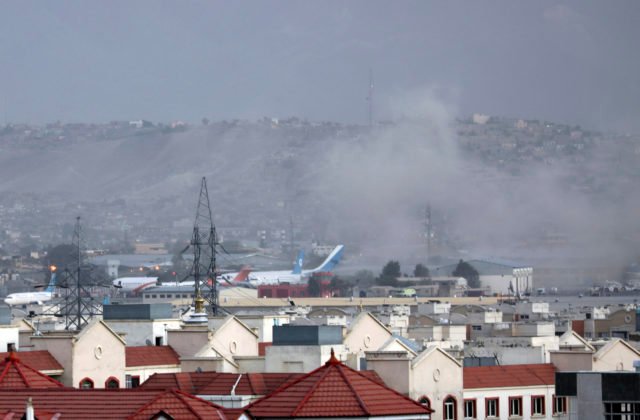 Hrozba teroristického útoku pred kábulským letiskom sa naplnila, výbuchy si vyžiadali 13 mŕtvych (video)
