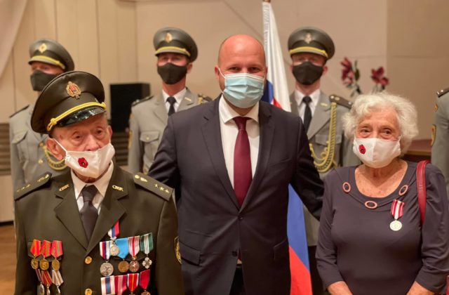 Minister do vojenskej hodnosti kapitán vo výslužbe povýšil vojnového veterána Štefana Štefloviča