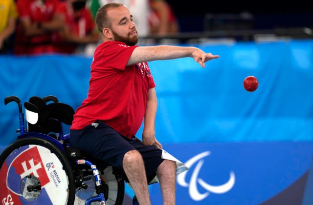Boccista Samuel Andrejčík získal na paralympiáde v Tokiu zlato, Trávniček s Mihálikom brali bronz