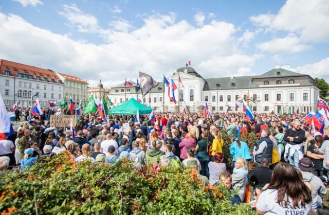 Demonštranti v Bratislave zablokovali Hodžovo námestie, polícia aj zatýkala (video+foto)