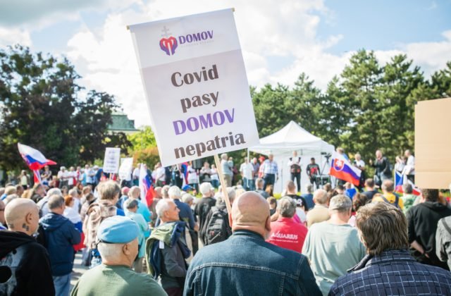 Polícia počas protestov v Bratislave zadržala 12 ľudí, aj z dôvodu blokovania dopravy (video+foto)