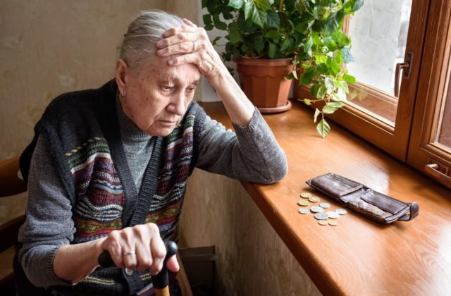 Dôchodkyňa sa takmer stala obeťou podvodu, mužovi previedla na účet tisícky eur