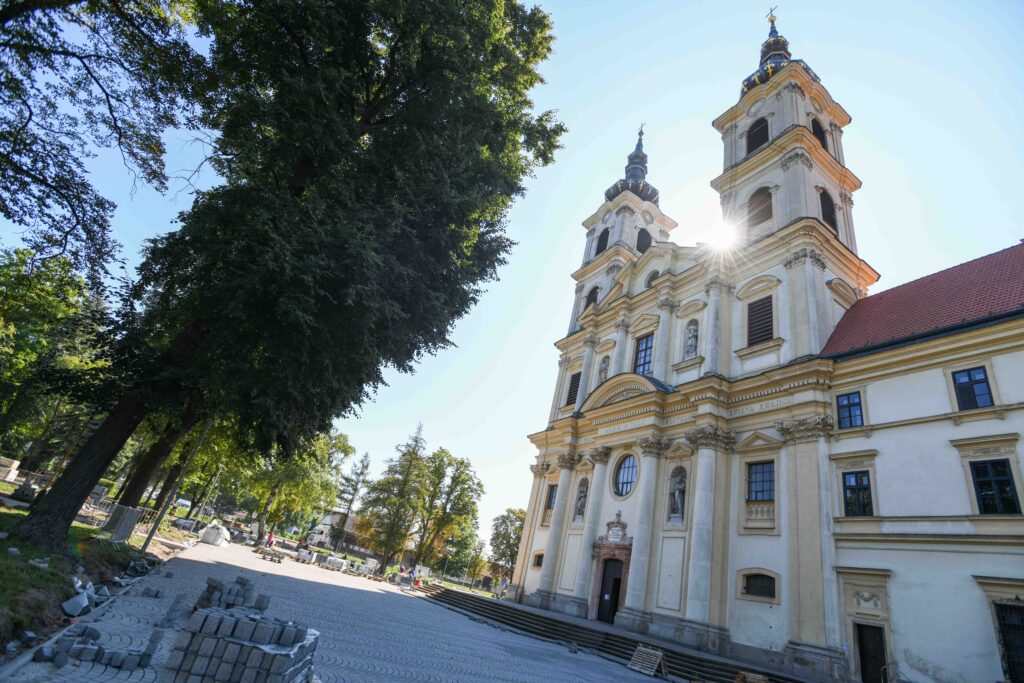 Organizátor návštevy pápeža sa riadi Covid-automatom, premiér odmieta zasahovanie do pravidiel