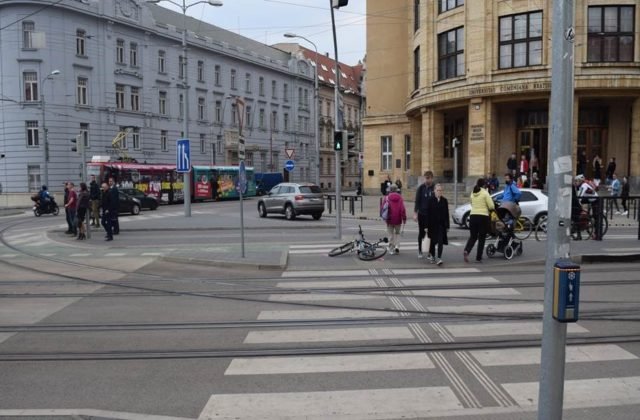 Auto zrazilo v Bratislave chodca a vodič z miesta nehody ušiel, polícia pátra po svedkoch