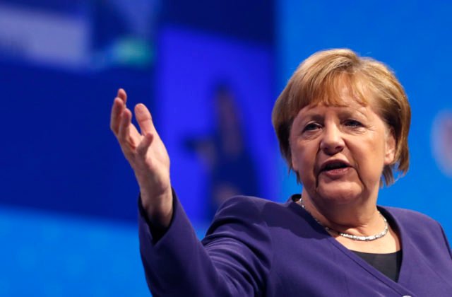 Zaočkovaní ľudia nie sú pokusné králiky, reaguje Merkelová na slová Scholza