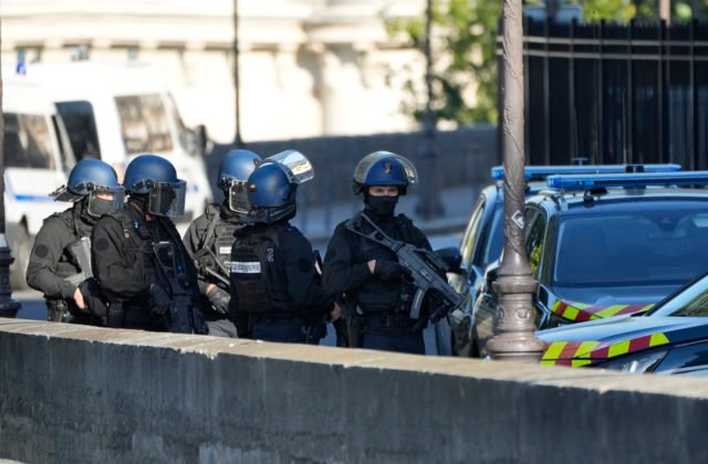 V Paríži sa začína proces týkajúci sa teroristických útokov, na súd príde viac ako tisíc preživších a pozostalých