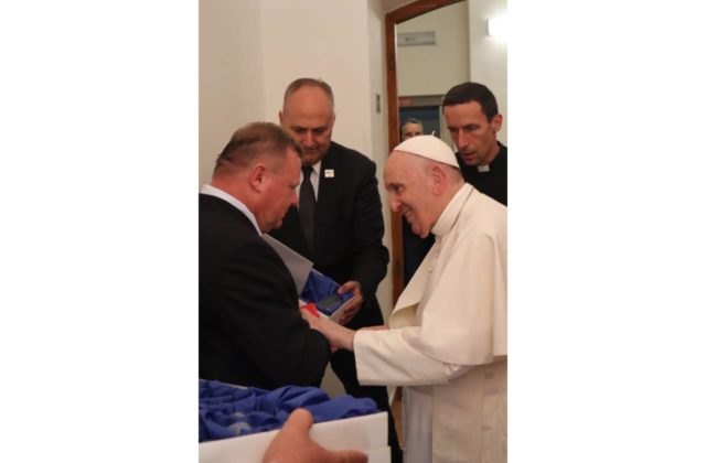 Pápež František prijal na osobnej audiencii filantropa Milana Fiľa. Odovzdal mu tento dar