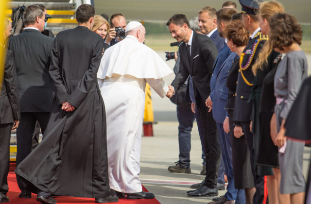 Premiér Heger po odchode pápeža vyzýva na budovanie krajiny s platnými zákonmi, ktorá sa postará o slabých (video+foto)