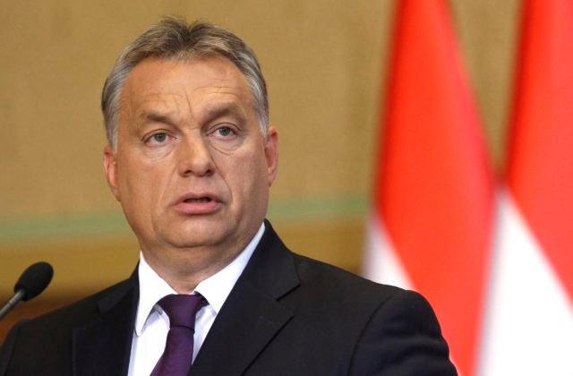 Orbána na summite EÚ pozdravil „Ahoj diktátor“ a strelil mu jednu za ucho – VIDEO