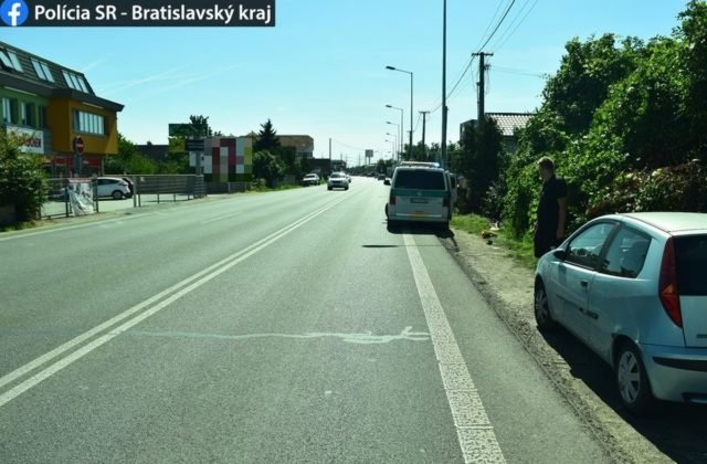 Policajti hľadajú svedkov nehody v Bratislave, neznámy vodič zrazil chodca (foto)