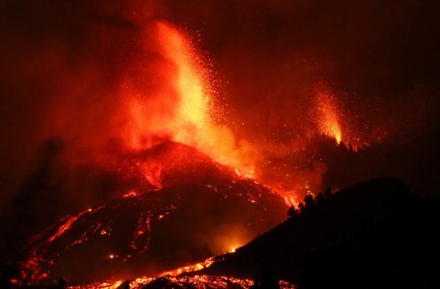 Erupcia sopky na Kanárskych ostrovoch môže trvať aj mesiace, láva už smeruje k moru (video)