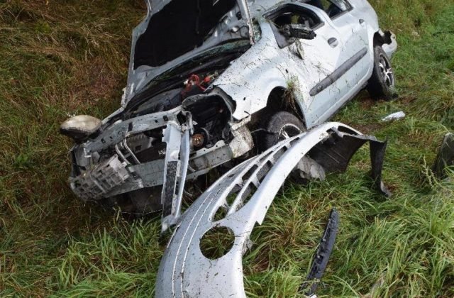 Vodič precenil svoje schopnosti a na mokrej ceste dostal šmyk, vážne sa zranila aj spolujazdkyňa (foto)