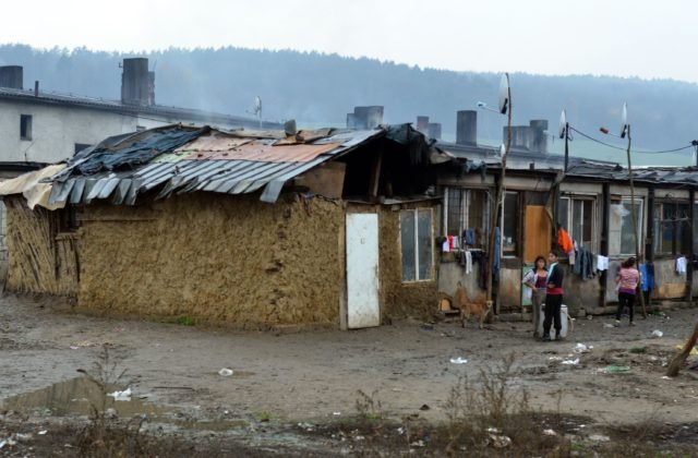 Muž v rómskej osade zaútočil na svoju družku, hrozí mu trojročný pobyt za mrežami