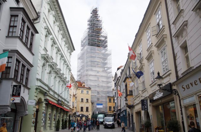 Z Michalskej veže po 175 rokoch zložili sochu Archanjela Michala, čaká ju generálna obnova (foto)
