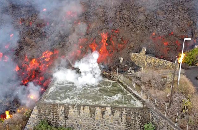 Erupcia sopky na Kanárskych ostrovoch napáchala mnoho škôd. Láva ničila všetko, čo jej stálo v ceste (video)