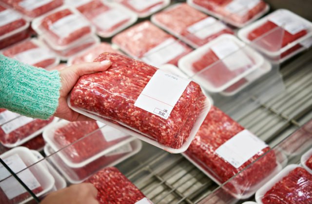 Viac ako 1 000 miest na celom svete – vrátane dvoch českých miest – chce do roku 2030 takmer úplne zakázať mäso, mlieko a osobné autá