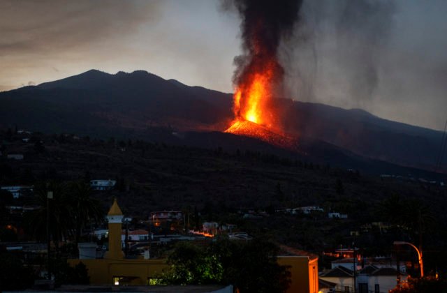 Tečúca láva na ostrove La Palma spomalila, erupcie sopky môžu trvať až tri mesiace