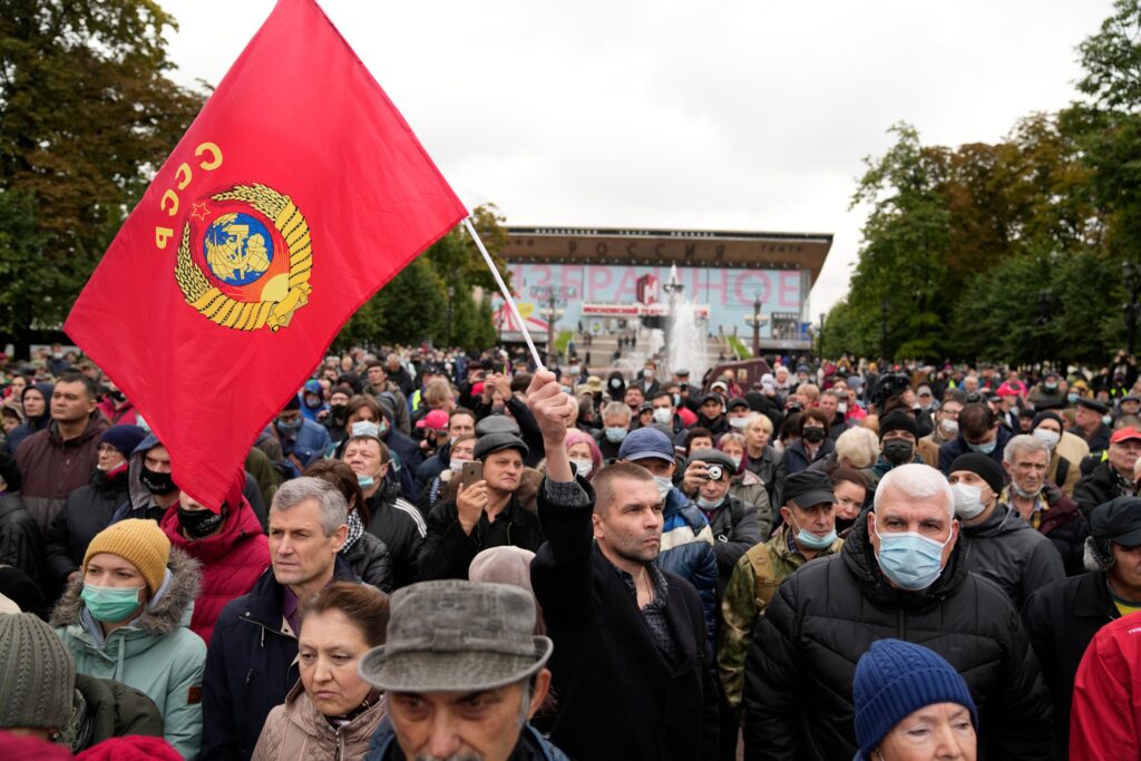 Stovky ľudí protestovali v Moskve proti výsledkom parlamentných volieb, demonštráciu organizovali komunisti