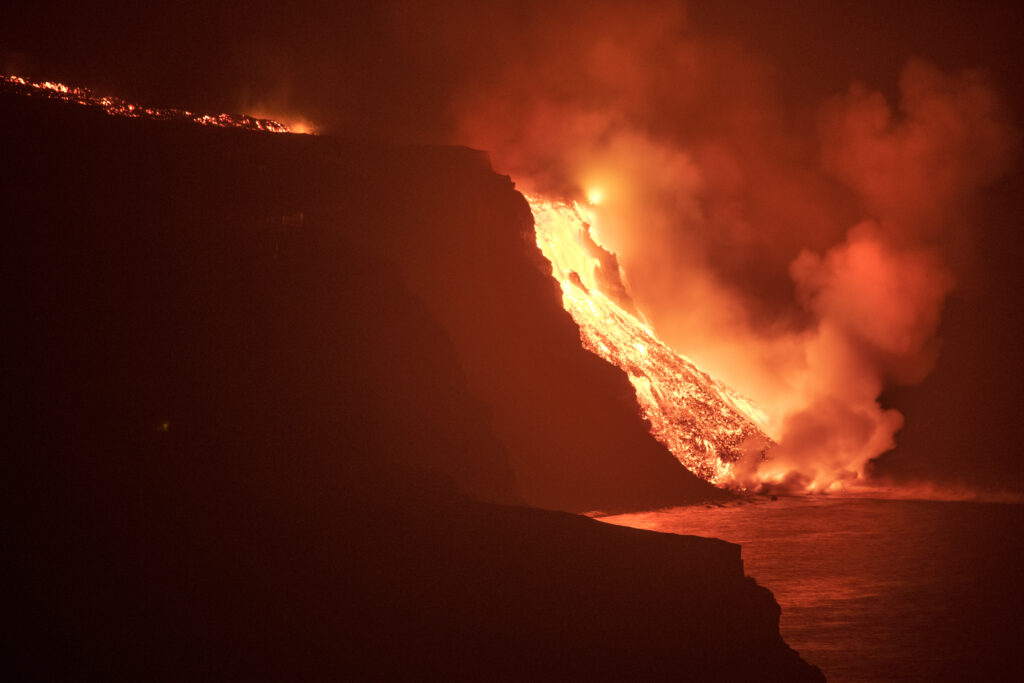 Tečúca láva na La Palme sa dostala už do oceána, výbuchy uvoľňujú toxické plyny (foto)