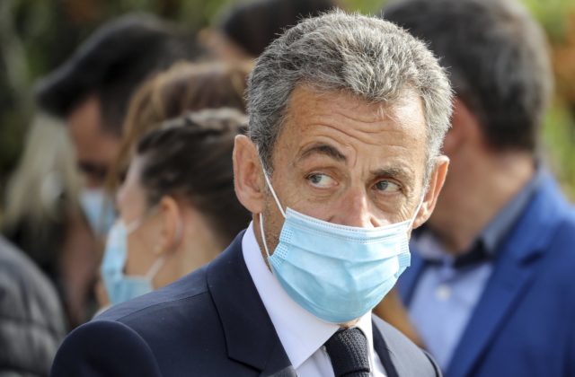 Bývalého francúzskeho prezidenta Sarkozyho uznali vinným, z domáceho väzenia sa nepohne rok