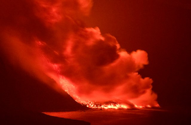 Láva zo sopky Cumbre Vieja rozširuje španielske územie, ohrozené sú desaťtisíce ľudí