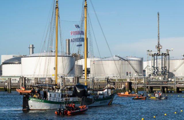 Aktivisti zablokovali prístav v Rotterdame, zúčastnili sa aj členovia Greenpeace zo Slovenska