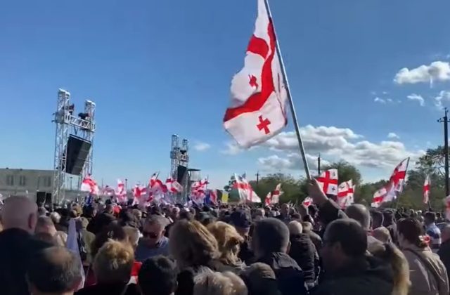 Stovky ľudí protestujú pred väzením, kde zadržiavajú gruzínskeho exprezidenta Saakašviliho (video)