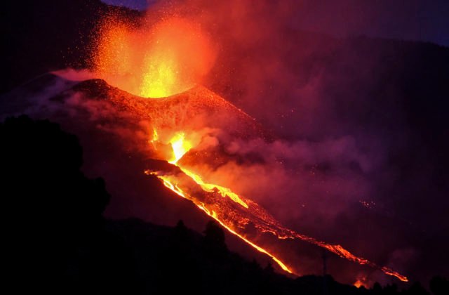 Sopka Cumbre Vieja je čoraz aktívnejšia, opäť hučí a chrlí hustejšiu lávu (foto+video)