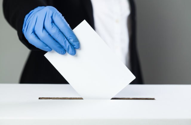 Špeciálna urna aj hlasovanie v drive-in stanovištiach. Koronavírus zmenil aj voľby v Česku