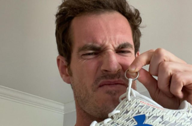 Andy Murray ukončil kurióznu pátraciu akciu. Vrátil sa mu zásnubný prsteň aj páchnuce tenisky (foto)