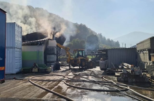 Hasiči bojujú s požiarom vo výrobnej hale v obci Jasenov (foto)