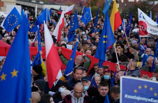 Poliaci chcú zotrvať v Európskej únii, do ulíc na protest proti konaniu vlády vyšli tisíce ľudí