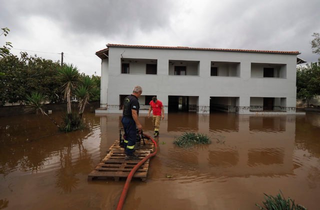 Grécky ostrov Eubója po požiaroch zasiahli silné dažde, oblasť bojuje s povodňami a zosuvmi pôdy (foto)