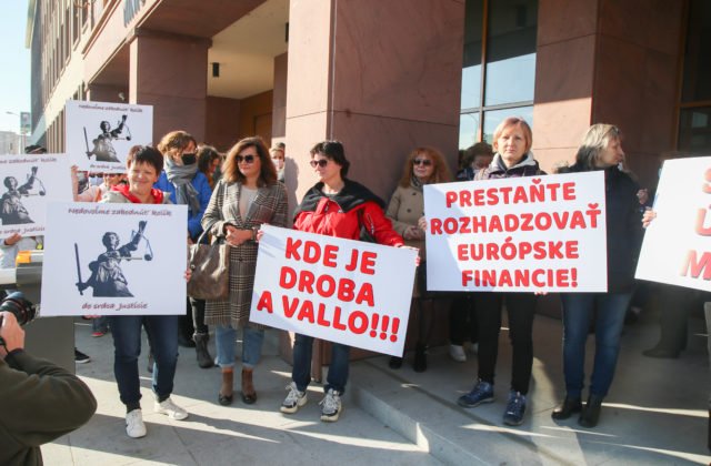 Dosť bolo ignorancie aj stop súdnej mape, pred Kolíkovej ministerstvom sa koná protest (video+foto)