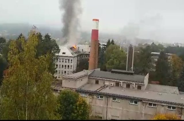 V Ružomberku horí strecha chirurgického pavilónu, z nemocnice evakuovali pacientov