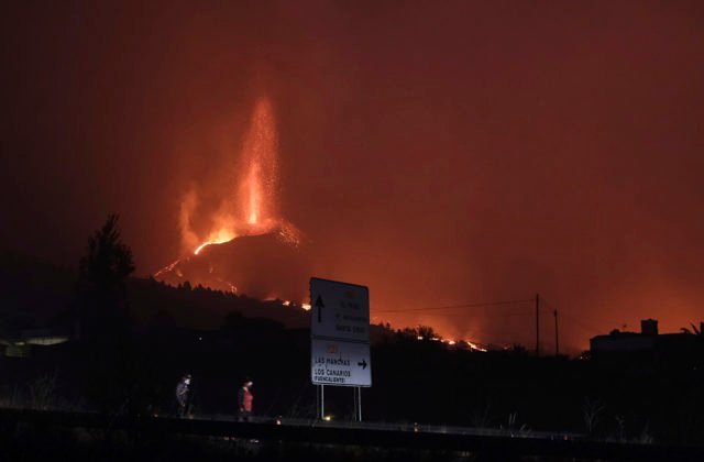 Erupcia na ostrove La Palma neustáva ani po štyroch týždňoch, láva tečie do mora (video)