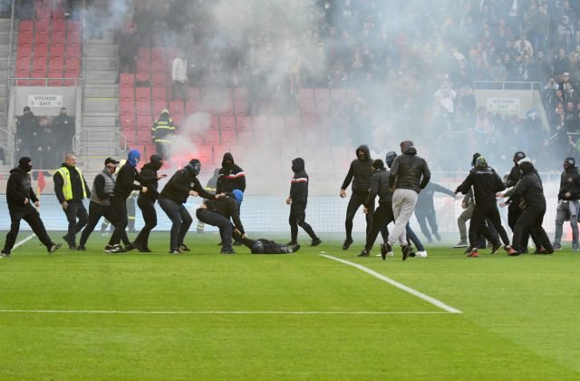 Disciplinárka zatiaľ o trestoch pre Slovan a Spartak za bitku fanúšikov nerozhodla, udelila len predbežné opatrenia (foto)