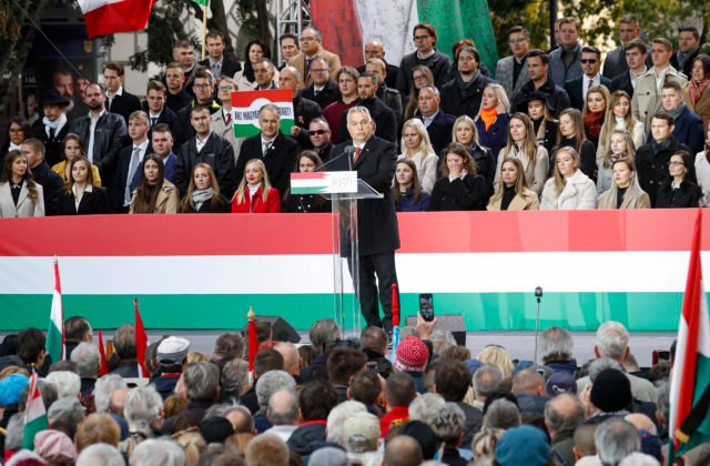 Za Orbánom stoja desaťtisíce Maďarov. Premiér predostrel ľudu čiernu budúcnosť, ak prehrá voľby